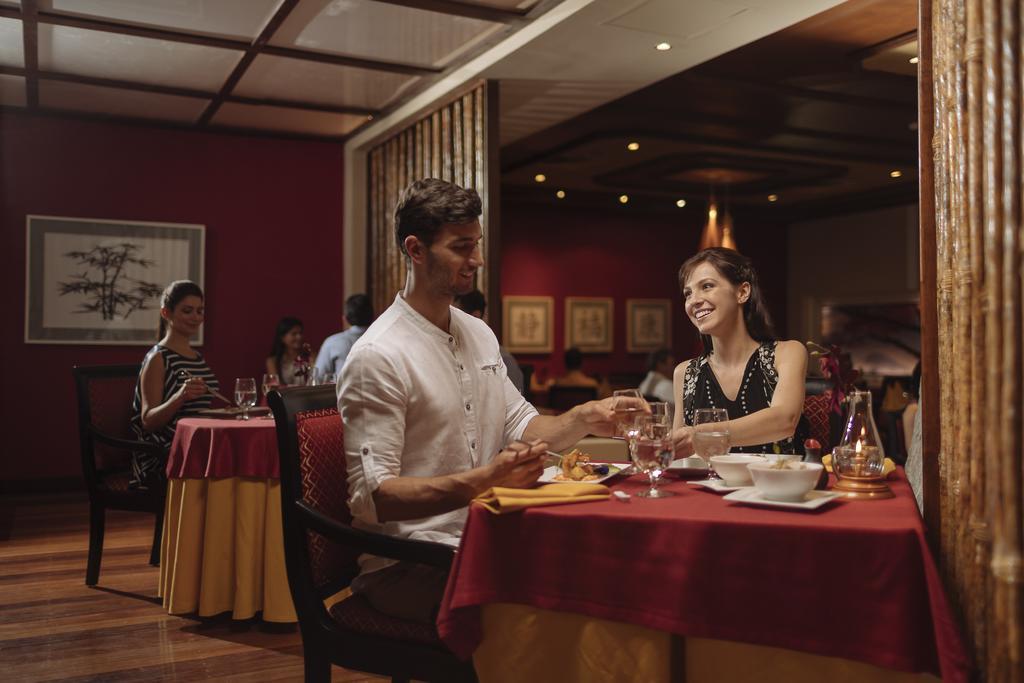 Occidental At Xcaret Destination Ξενοδοχείο Xcaret Park Εξωτερικό φωτογραφία A couple dining at a restaurant